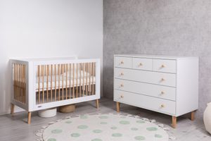 חדר תינוק אמילי עם שידת תינוק רחבה (טריקה שקטה)