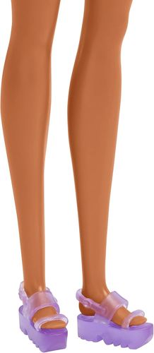 ברבי פשניסטה ברונטית עם שמלת כתף BARBIE סגולה