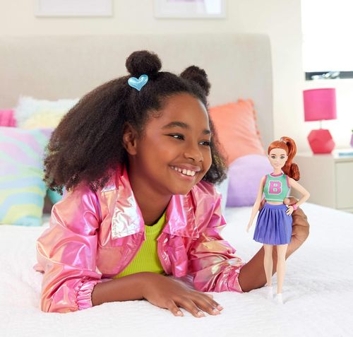 בובת ברבי פשניסטה בשמלת מיני ורודה מנצנצת עם פתח לב