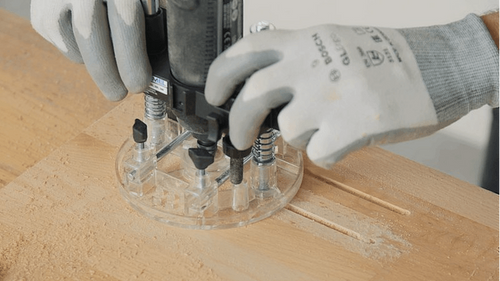 אביזר ראוטר צלילה Dremel 335-01 - מערכת ראוטינג מקצועית עם בסיס שקוף ומדריכי קצה ומעגל לעבודות נגרות מדויקות