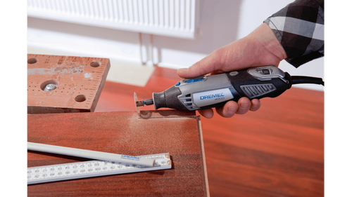 דיסק חיתוך Dremel EZ544 EZ Lock בקוטר 1.5 אינץ' עם ציפוי טונגסטן קרביד - מבט על רקע לבן המציג את הדיסק הדק והמדויק לחיתוך עץ ולמינט