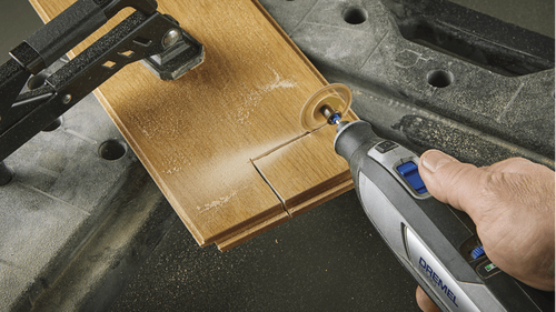 דיסק חיתוך Dremel EZ544 EZ Lock בקוטר 1.5 אינץ' עם ציפוי טונגסטן קרביד - מבט על רקע לבן המציג את הדיסק הדק והמדויק לחיתוך עץ ולמינט