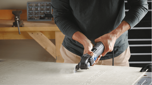 להב חיתוך קרביד Dremel MM485 Universal Quick Fit 1.25 אינץ' - מבט על רקע לבן המציג את הלהב האוניברסלי למולטיטול