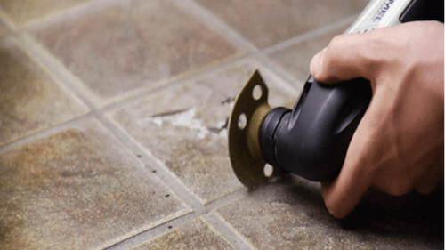 להב הסרת דבק Dremel MM501 Universal Quick Fit - מבט על רקע לבן המציג את העיצוב המתקדם והחומר הקרביד האגרסיבי המיועד להסרת דבק מקצועית