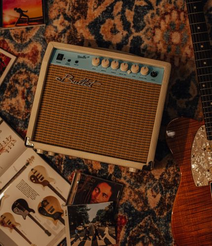 מגבר לגיטרה חשמלית Bullet Amp Blueface20 20W לבן