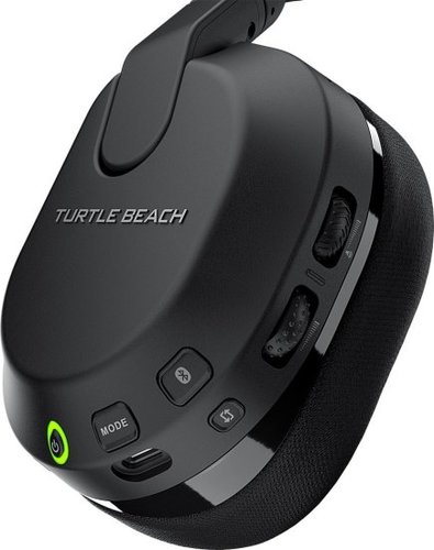 אוזניות Turtle Beach Stealth 600 שחורות במבט על עם דגש על כריות האוזן והסמל