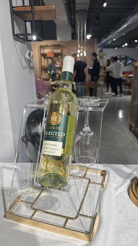 מעמד דקורטיבי מהמם לבקבוק יין ו-2 גביעים (הגביעים כלולים במחיר)
