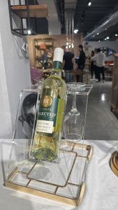 מעמד דקורטיבי מהמם לבקבוק יין ו-2 גביעים (הגביעים כלולים במחיר)