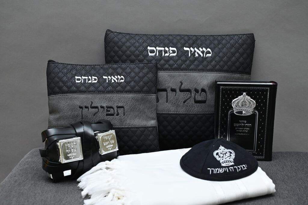 מתכוננים לבר מצווה: מה צריך להכין ואיך בוחרים טלית ותפילין?