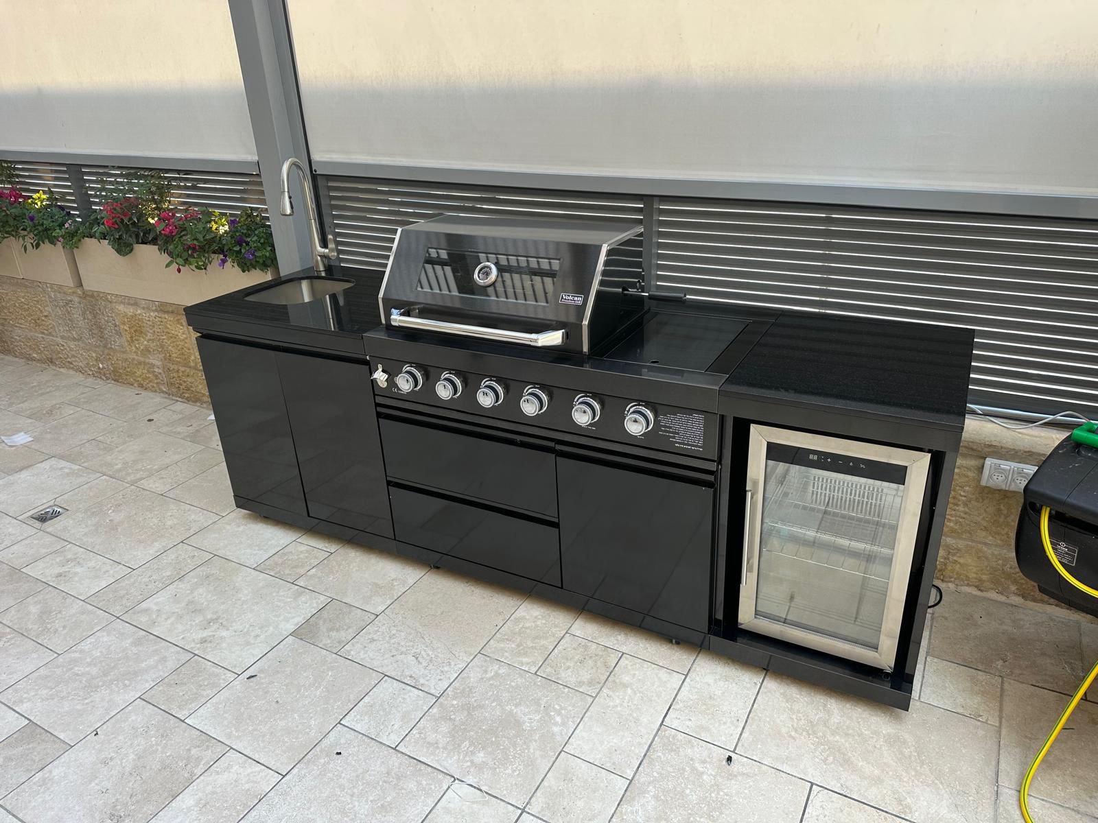 וולקן 5 VOLCAN Premuim Black + כיור + מקרר 