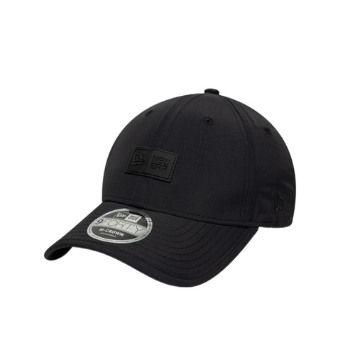 כובע NEW ERA לנשים בגוון שחור עם תווית
