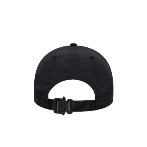 כובע NEW ERA לנשים בגוון שחור עם תווית
