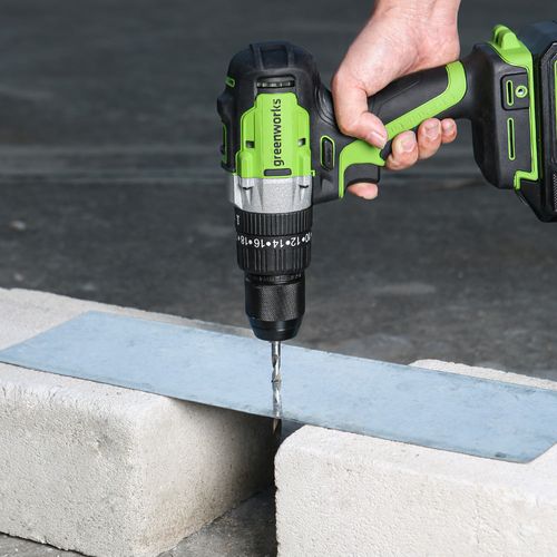 מקדחה נטענת Greenworks GD24DD60 24V ללא מברשות - מבט צד על רקע לבן המציג את העיצוב הארגונומי ותפיסת הביט ללא כלים