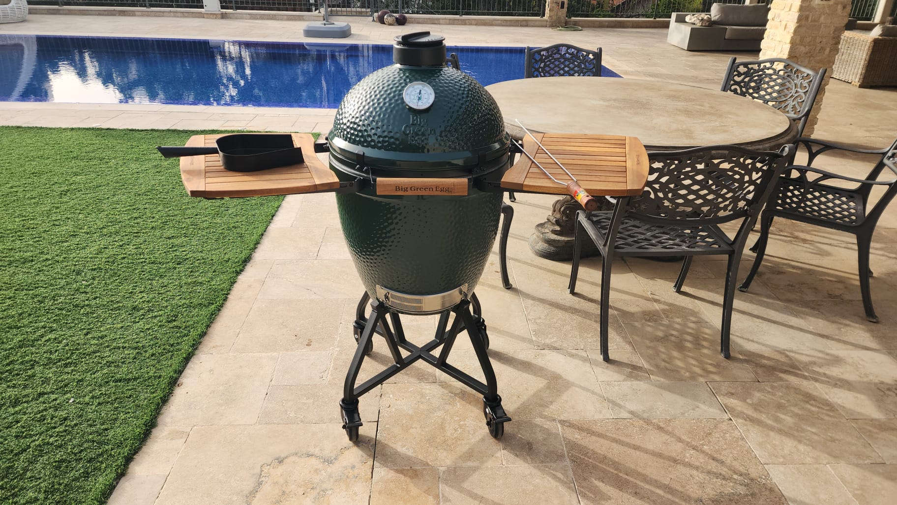 מעשנת פחם Big Green Egg - דגם Large - חבילה מלאה 