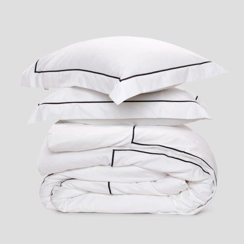 סט סאטן 500 עם מסגרת רקומה בשחור Luxury White