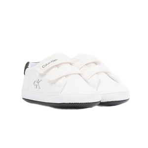 נעל טרום הליכה CALVIN KLEIN מידות 17-19 לילדים בגוון לבן עם סקוצ