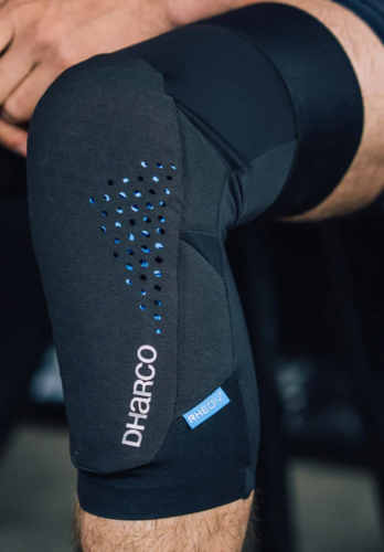 מגן ברכיים שחור DHARCO GRAVITY