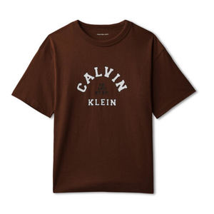 חולצה CALVIN KLEIN מידות 4-16 לילדים בגוון חום