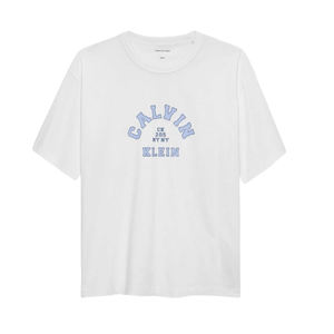 חולצה CALVIN KLEIN מידות 4-16 לילדים בגוון לבן עם הדפס כחול