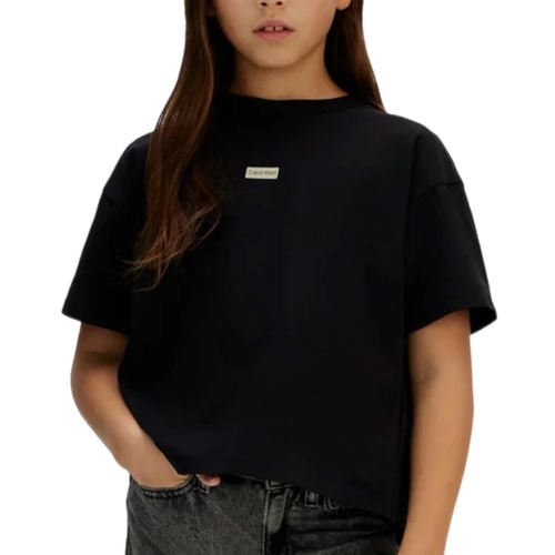 חולצה CALVIN KLEIN מידות 4-16 לילדים בגוון שחור עם תווית