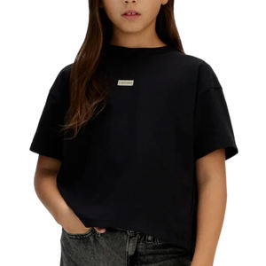 חולצה CALVIN KLEIN מידות 4-16 לילדים בגוון שחור עם תווית