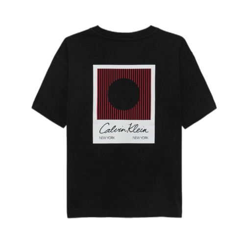 חולצה CALVIN KLEIN מידות 4-16 לילדים בגוון שחור עם חתימה