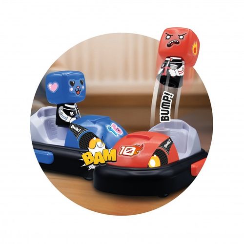 זוג מכוניות מתנגשות על שלט Super Karts – מרוץ ואקשן ללא הפסקה