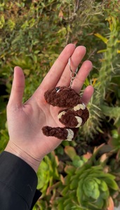 בובת נחש חום בז  על עם מחזיק מפתיחות 