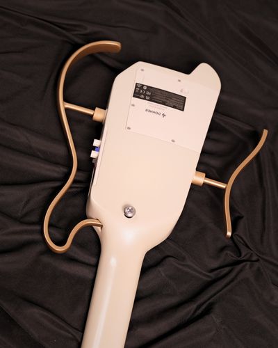 גיטרה חשמלית Donner HUSH X PRO בצבע White Luxe לבן headless עם מערכת אפקטים מובנית מסך OLED פיקאפים Alnico USB-C Bluetooth