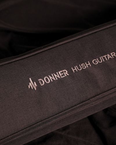 גיטרה חשמלית Donner HUSH X PRO בצבע White Luxe לבן headless עם מערכת אפקטים מובנית מסך OLED פיקאפים Alnico USB-C Bluetooth