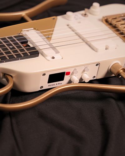גיטרה חשמלית Donner HUSH X PRO בצבע White Luxe לבן headless עם מערכת אפקטים מובנית מסך OLED פיקאפים Alnico USB-C Bluetooth
