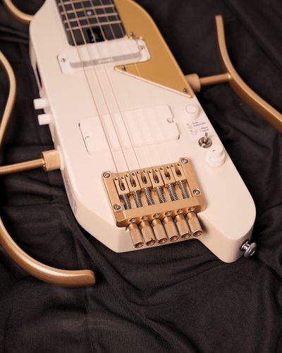 גיטרה חשמלית Donner HUSH X PRO בצבע White Luxe לבן headless עם מערכת אפקטים מובנית מסך OLED פיקאפים Alnico USB-C Bluetooth