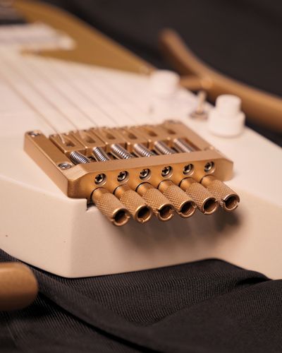 גיטרה חשמלית Donner HUSH X PRO בצבע White Luxe לבן headless עם מערכת אפקטים מובנית מסך OLED פיקאפים Alnico USB-C Bluetooth