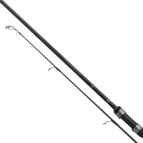 חכת קרפיונים Shimano Tribal TX1A באורך 13 רגל ומשקל 3.5 ליברות על רקע דייג.