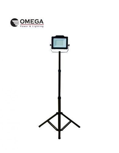 פנס הצפה מקצועי דק על חצובה גוון אור 6500K זרוע מתכווננת צבע שחור דגם Omega TABLET 100W IP65 LED TAB-100W-D-BK-ST 