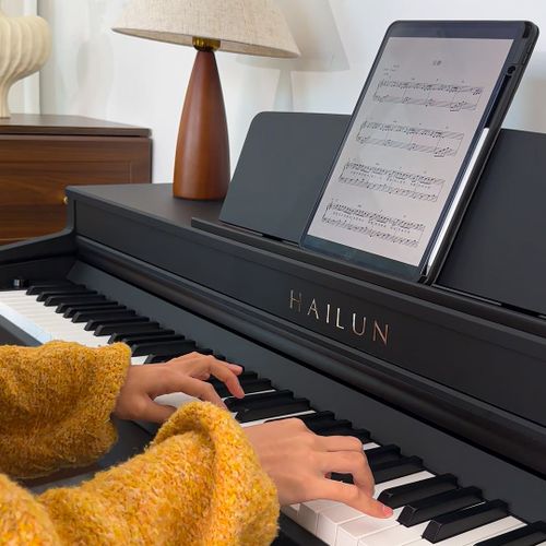 פסנתר דיגיטלי PIANOVA H-302 בצבע שחור עם מסך מגע 5 אינץ' ומקלדת 88 קלידים משוקללים - פתרון מקצועי לנגנים מתקדמים ואולפני הקלטה