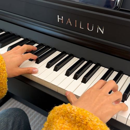 פסנתר דיגיטלי PIANOVA H-302 בצבע שחור עם מסך מגע 5 אינץ' ומקלדת 88 קלידים משוקללים - פתרון מקצועי לנגנים מתקדמים ואולפני הקלטה