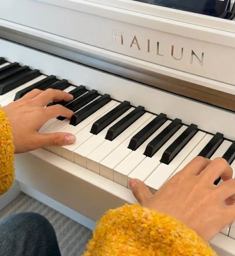 פסנתר דיגיטלי PIANOVA Hailun H503 בצבע לבן עם מסך מגע IPS, 88 קלידים משוקללים ומערכת 3 פדלים - כלי נגינה מקצועי לבית ולאולפן