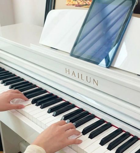 פסנתר דיגיטלי PIANOVA Hailun H503 בצבע לבן עם מסך מגע IPS, 88 קלידים משוקללים ומערכת 3 פדלים - כלי נגינה מקצועי לבית ולאולפן