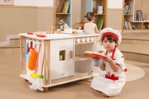 מרכז ללימוד כישורי חיים: אי מטבח וניקיון מעץ נייד 2 ב-1 עם שלל אביזרי משחק