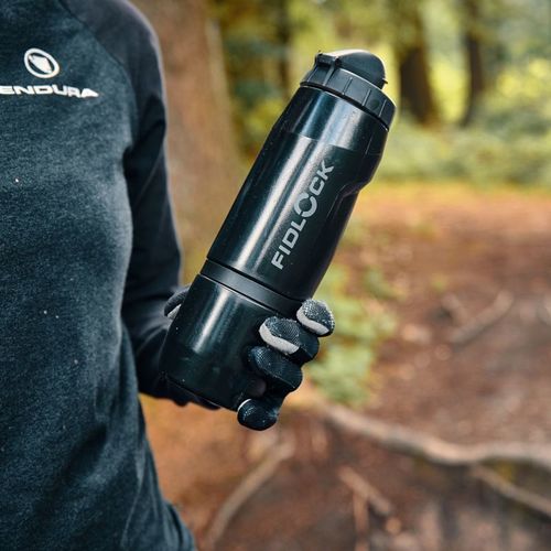 בקבוק FIDLOCK TWIST 800 ML + TWIST BASE שחור
