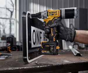 אקדח ניטים נטען דיוולט DeWalt DCF414B 20V (גוף בלבד)