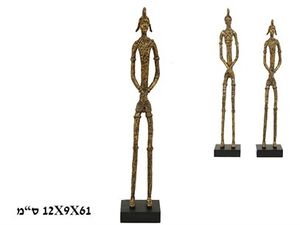 דמות אפריקאית העומדת על סטנד.