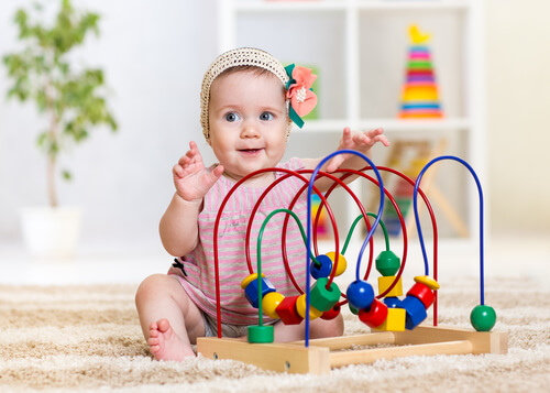 צעצועי התפתחות לתינוק – המדריך המלא