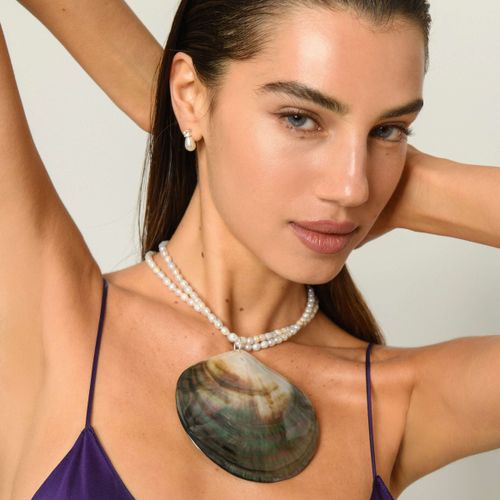 שרשרת קולר פנינים עם תליון צדף גדול לאישה