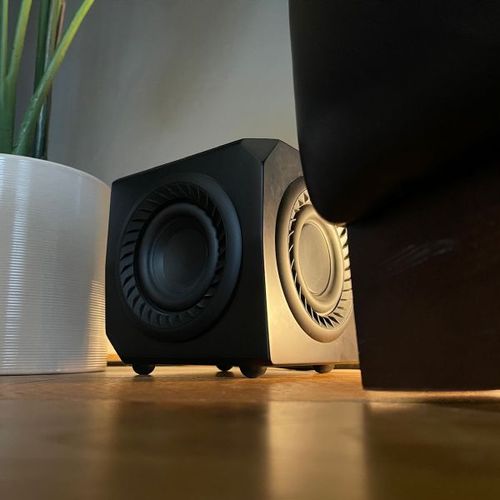 סאב וופר אלחוטי קומפקטי עם AirPlay 2 ו-Chromecast מובנים מבית Lithe Audio