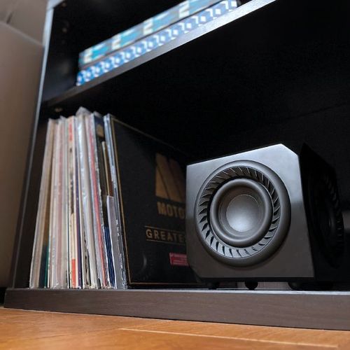 סאב וופר אלחוטי קומפקטי עם AirPlay 2 ו-Chromecast מובנים מבית Lithe Audio