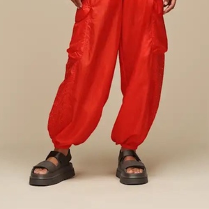 סנדל UGG גולדנסטאר גולדנגלואו אמבוסד מידות 36-41 לנשים בגוון אדום
