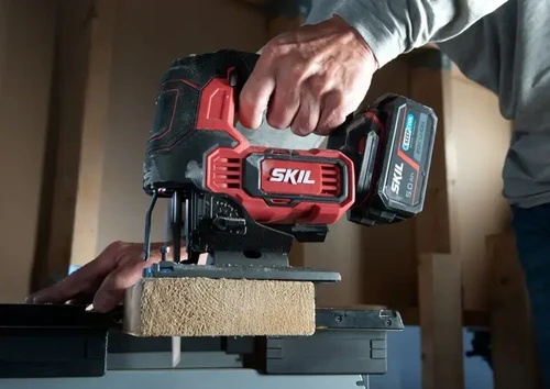 מסור אנכי נטען SKIL 18V חותך לוח עץ, כלי עבודה מדויק לחיתוכים ישרים וקימורים בנגרות