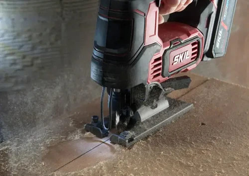 מסור אנכי נטען SKIL 18V בשימוש לחיתוך קורת עץ, מסור ג'יגסו מקצועי לעבודות עץ ושיפוץ